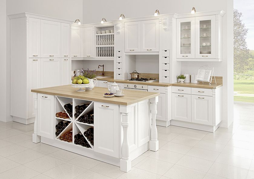 Kuchnię Villa 2 wyróżniają: uchwyty z dekoracyjną krakelurą i rzeźbione kolumienki, WFM