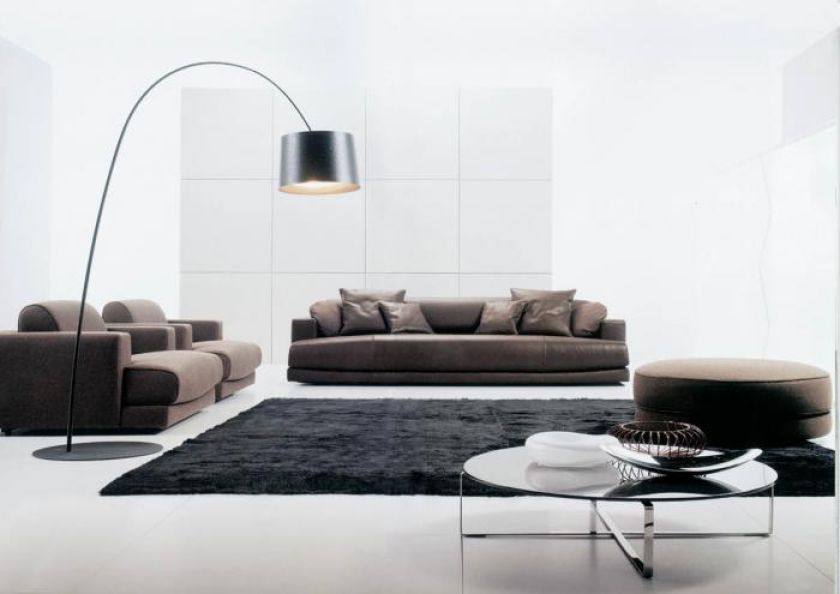 Tradycyjne sofy Lucky kontrastują z nowoczesną lampą. DESIREE