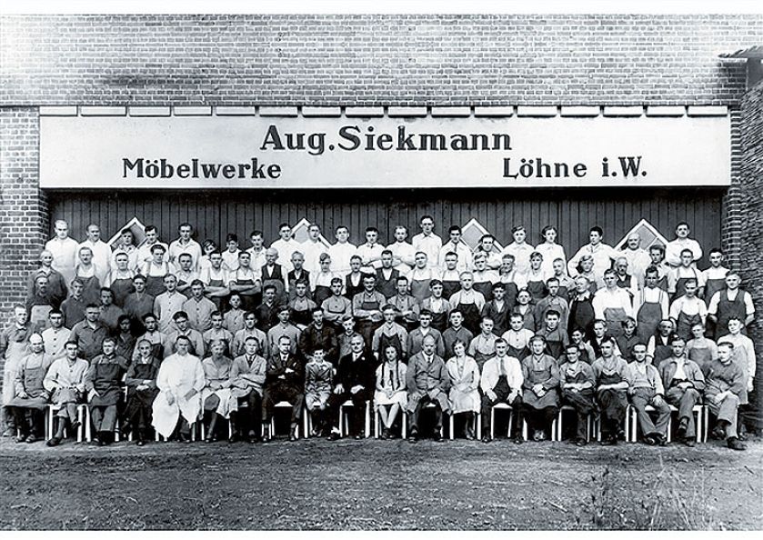 Zdjęcie pracowników firmy, rok 1930. Nic dodać, nic ująć