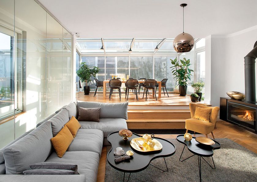 2,5-metrowy stół otacza 10 krzeseł Cyborg Elegant zaprojektowanych przez Marcela Wandersa.