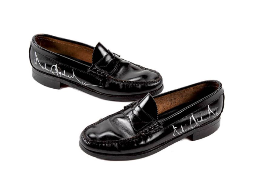 Buty Michaela Jacksona z jego autografem, cz 90 000 dolarów.