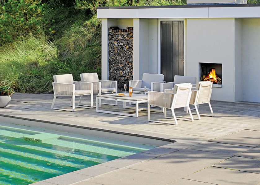 Fotel Modena z akrylowych lin i aluminium – 4192 zł, stolik Venice z drewna tekowego i aluminium – 5452 zł. Decolor