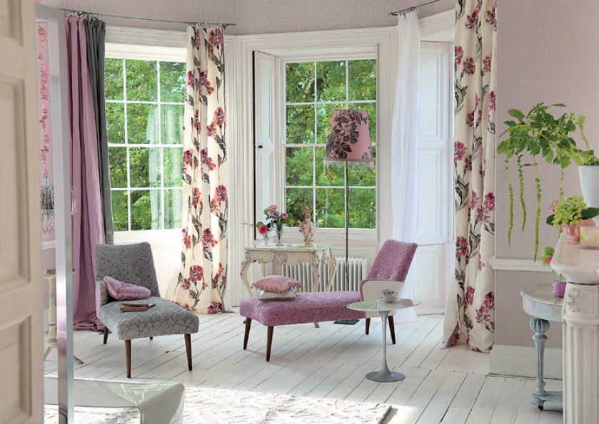 Okna w kwiatach. Kwiaty, zasłony, materiał