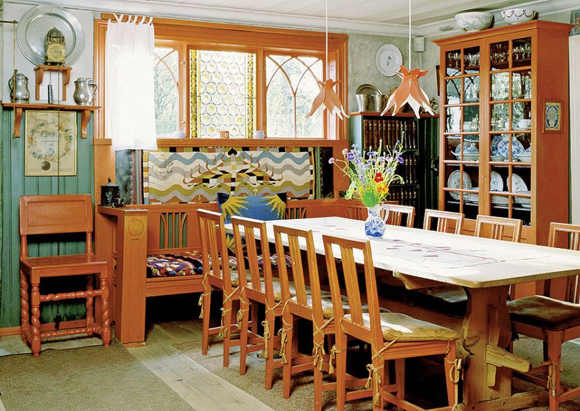 Za sprawą Karin Larsson drewniany dom stał się poligonem nowoczesnego jak na ówczesne czasy dizajnu.