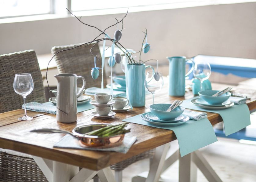 Jak udekorować stół na wielkanocne śniadanie? Radośnie, kolorowo, wiosennie. Oto najpiękniejsze dekoracje na