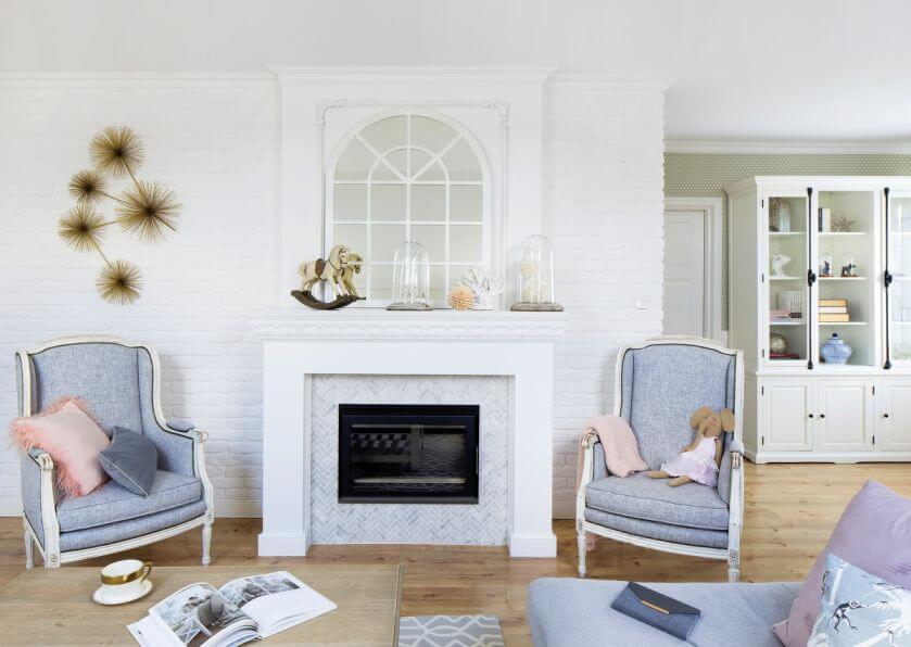 Trochę nietypowo: główny salon mieści się na piętrze. Zabudowę pod ścianą wykonała na zamówienie firma