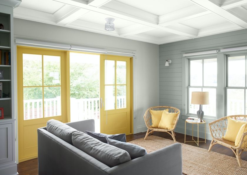 żółte drzwi wejściowe