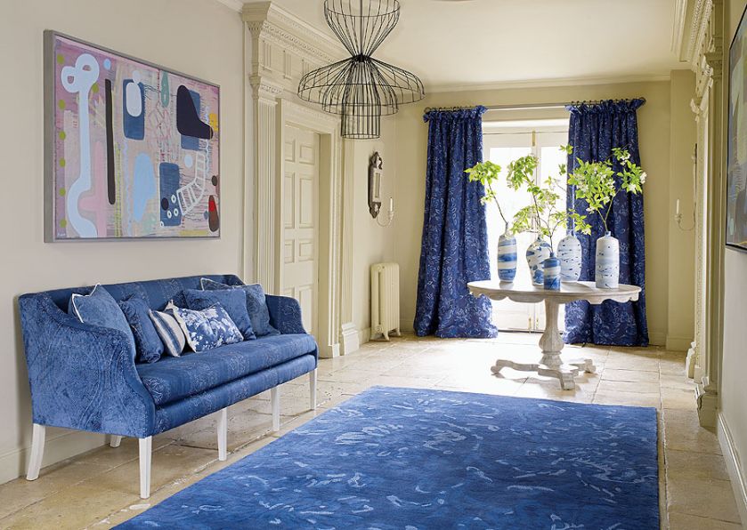Salon urządzony w eleganckich odcieniach niebieskiego.