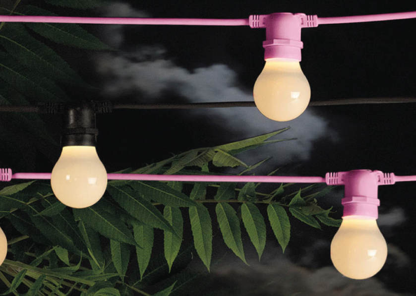 Na balkonie można zamontować ozdobne kinkiety, ale także postawić lampki na baterie, ozdobne lampiony (bylight.pl)