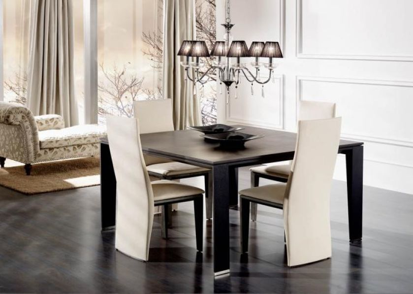 Tradycyjny stół i nowoczesne krzesła z przedłużonym oparciem. HEBAN