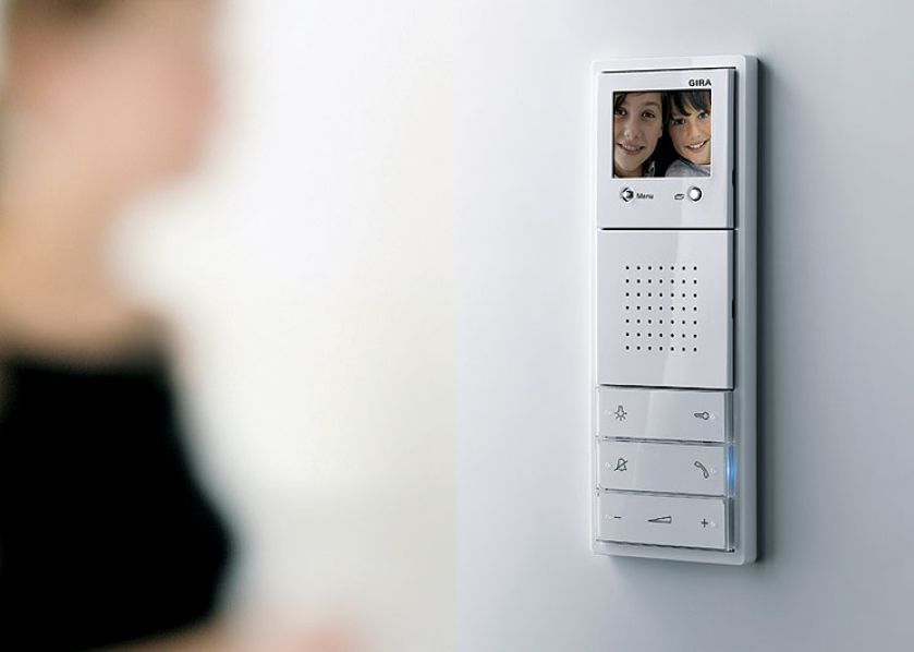 Głośno mówiący wideounifon z 2-calowym kolorowym wyświetlaczem. gira