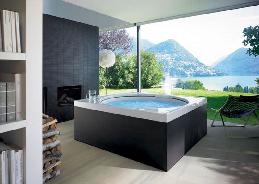 Podświetlana Blue Moon z hydromasażem ma głębokość 53 cm. DURAVIT