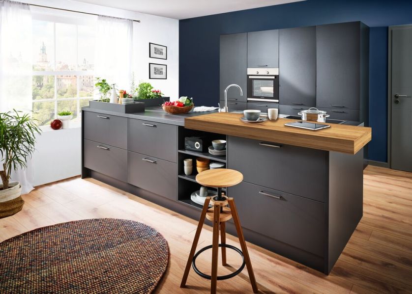 wyspa z półkami w czarnej kuchni