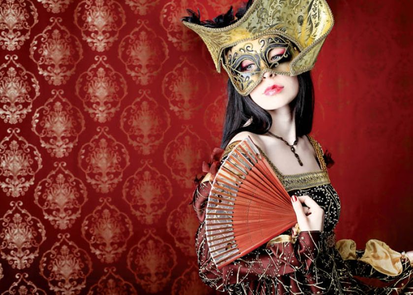 Kobieta w średniowiecznym stroju i karnawałowej masce. Fot. Shutterstock.com