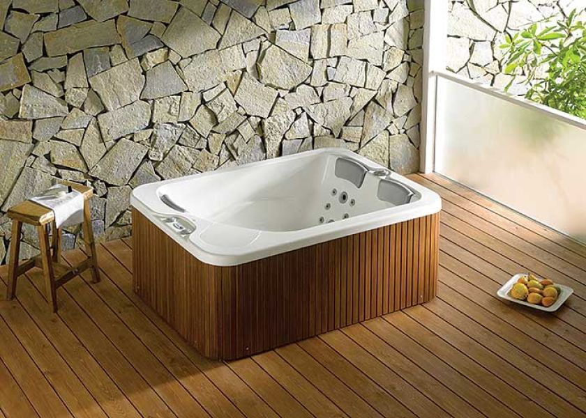 A gdyby tak z uroków hydromasażu można było korzystać i w domu, i na świeżym powietrzu? Spa Marina to