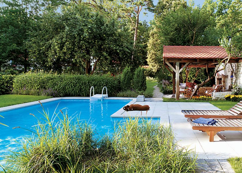 Basen otacza piękny ogród. Lato i słońce na wagę złota