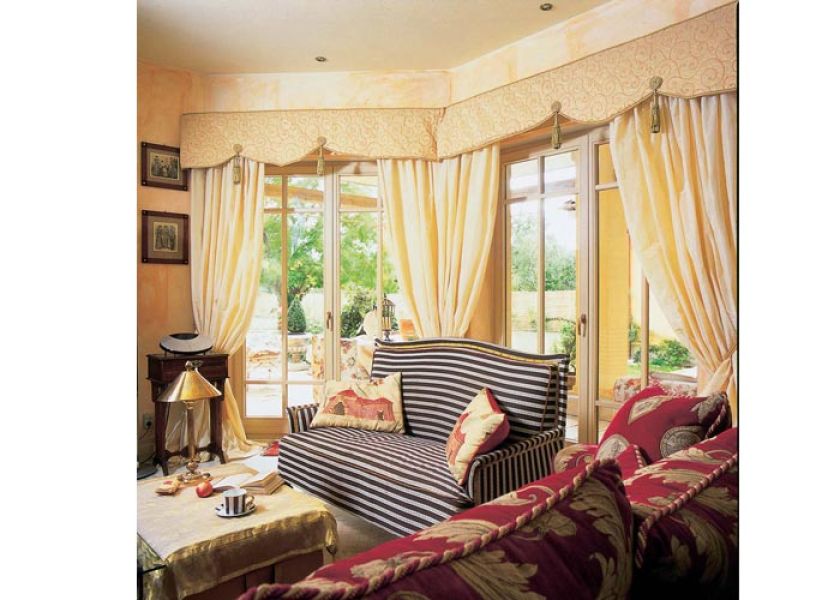 Bogactwo tkanin i wzorów, a na ścianach przecierki w słonecznych kolorach.