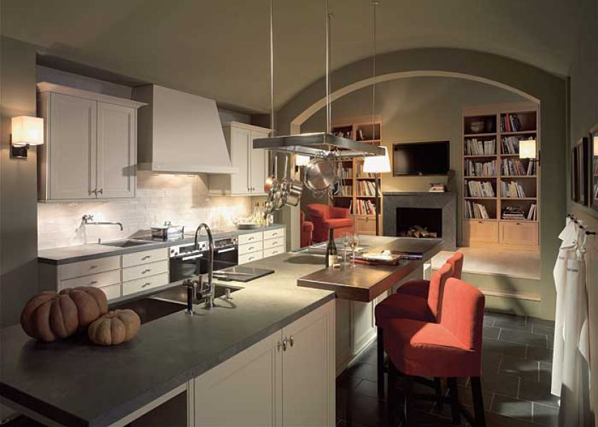 Centralnym punktem w tej kuchni firmy SieMatic jest długa wyspa. Wydzielony blat z ciemnego orzecha to idealne miejsce na