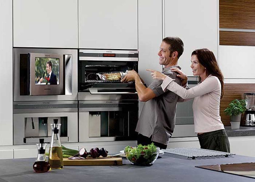 Centrum dowodzenia w kuchni, czyli: telewizor z obrotowym ekranem (5699 zł), piekarnik parowy (4399 zł),