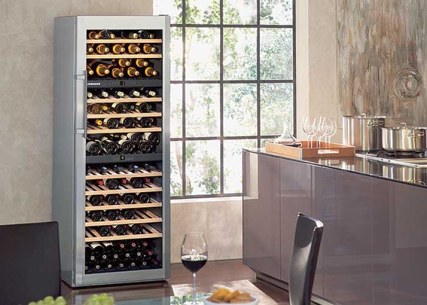 Chłodziarka do win Liebherr WTes4677 Vinidor pomieści 148 butelek. Będą leżakować pod kątem, jak w prawdziwej bodedze. Cena -