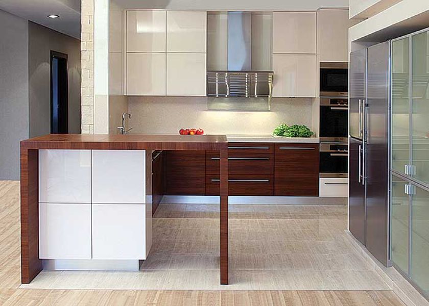 Ciekawe połączenie. Lakierowana płyta MDF i matowy tek. Do tego blaty z niezniszczalnego staronu. Za