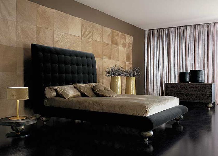 Czerń i złoto to ekstrawaganckie połączenie, zwłaszcza we wnętrzu. Łóżko znanej włoskiej firmy EGO.