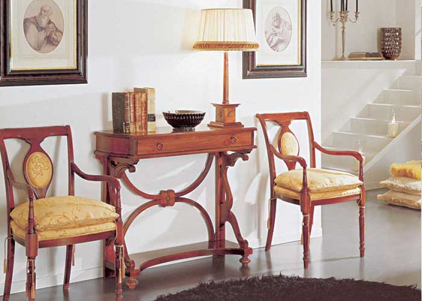 Delikatna konsola Norma (od 5450 zł) i fotele Vittoria (od 2450 zł/szt.) są zrobione z drewna czereśni. Mogą być