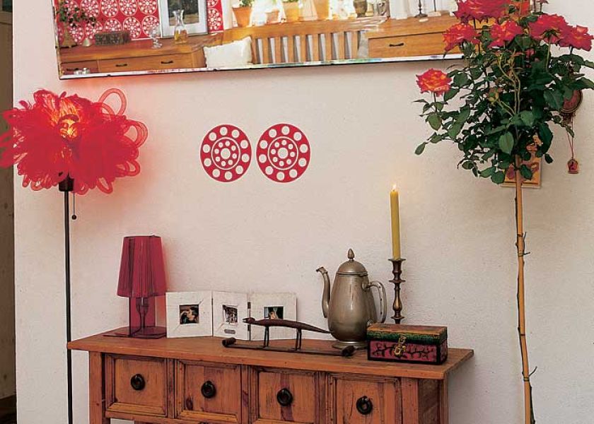 Dwie wycinanki Dorota nakleiła pod lustrem po przeciwnej stronie kuchni ? aby zamknąć kompozycję.