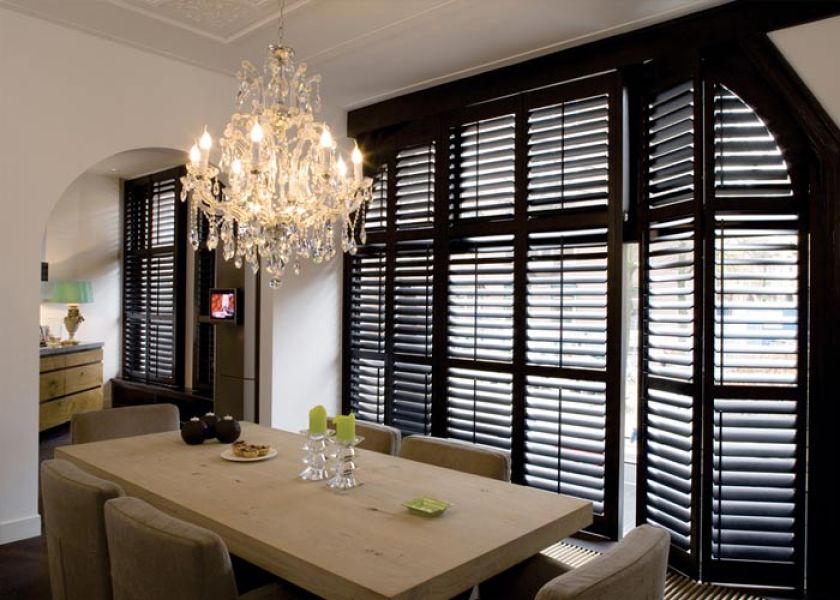 Dzięki brązowym shuttersom wnętrze jest przytulne i bardzo kameralne. Ciemny kolor zabiera trochę światła, ale