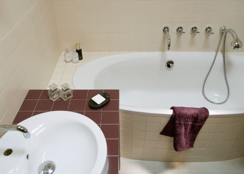 Dzięki kolorom i obrazom powstało wnętrze tak przytulne, że nawet beton nie wygląda surowo.