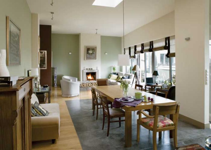 Dzięki kolorom i obrazom powstało wnętrze tak przytulne, że nawet beton nie wygląda surowo.