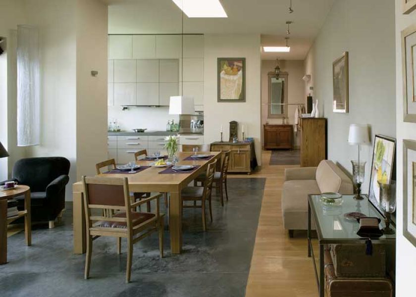 Dzięki kolorom i obrazom powstało wnętrze tak przytulne, że nawet beton nie wygląda surowo.