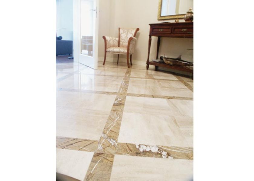 Efektowne połączenie - marmur Daino Reale (płytki 40 x 40 cm) i ciemne pasy z Rain Forest Brown. Cena 380 zł/m2. I MAR