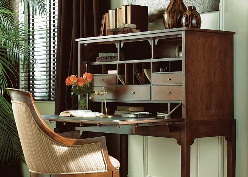 Elegancki i kobiecy - to idealna propozycja dla pani domu. Sekretarzyk z licznymi szufladkami i