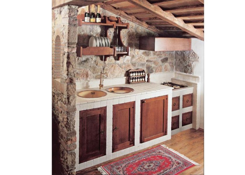 Firma Petra, jak sama nazwa wskazuje, proponuje rozwiązania w kamieniu. Obudowa szafek i blat zrobione są z kamienia Biancone