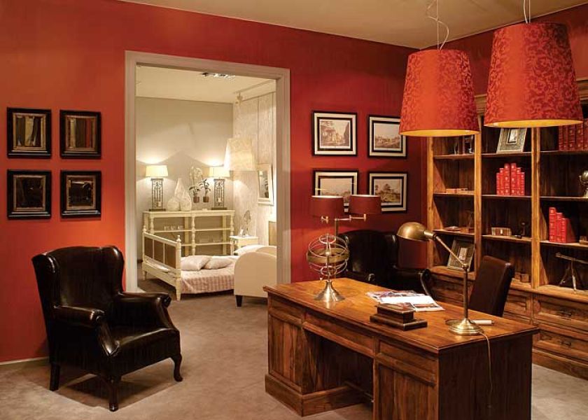 Gabinet z charakterem - za skórzany fotel z kolekcji London zapłacimy 3900 zł, biurko i regał History z litego