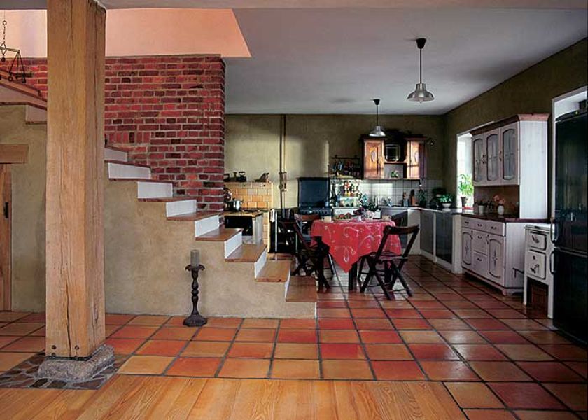 Gołe gliniane tynki, cegła uratowana z rozebranej stacyjki kolejowej, ręcznie formowane gliniane płytki cotto, kamie