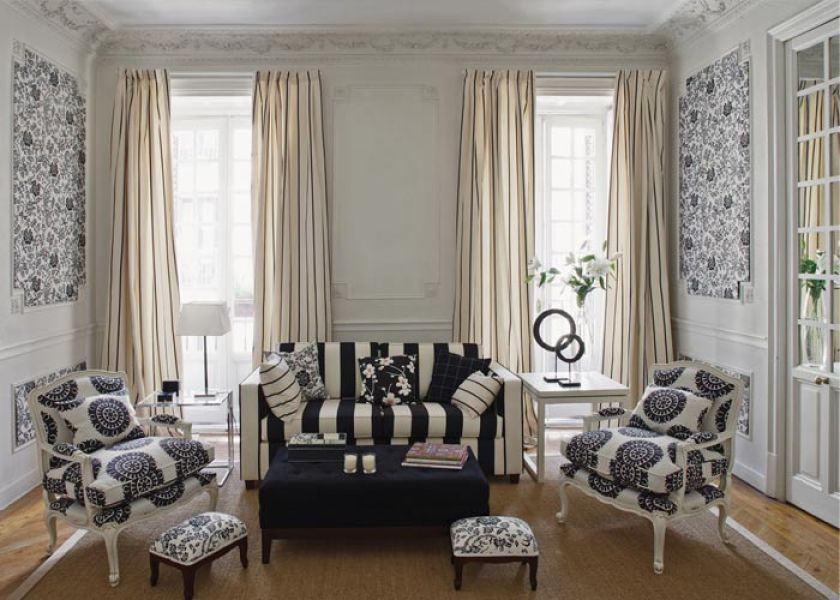 Graficzne wzory nadają klasycznemu salonikowi oryginalny wyraz. Bawełniane zasłony uszyte są z Tribeca Negro (213