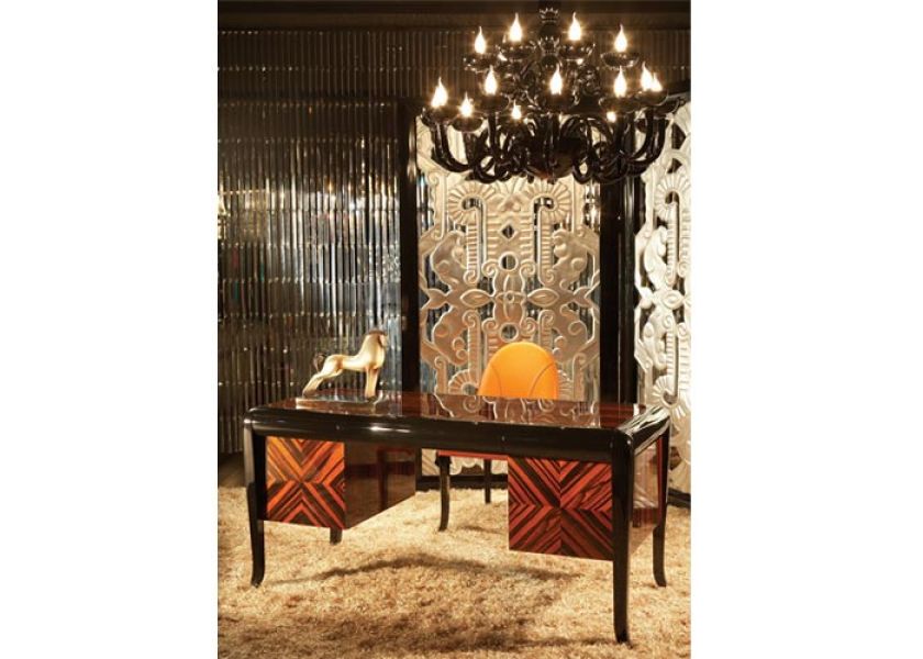 Hebanowe biurko firmy JL C ładnie wygląda w orientalnym wnętrzu. Całość dopełniają brzozowe elementy w kolorze