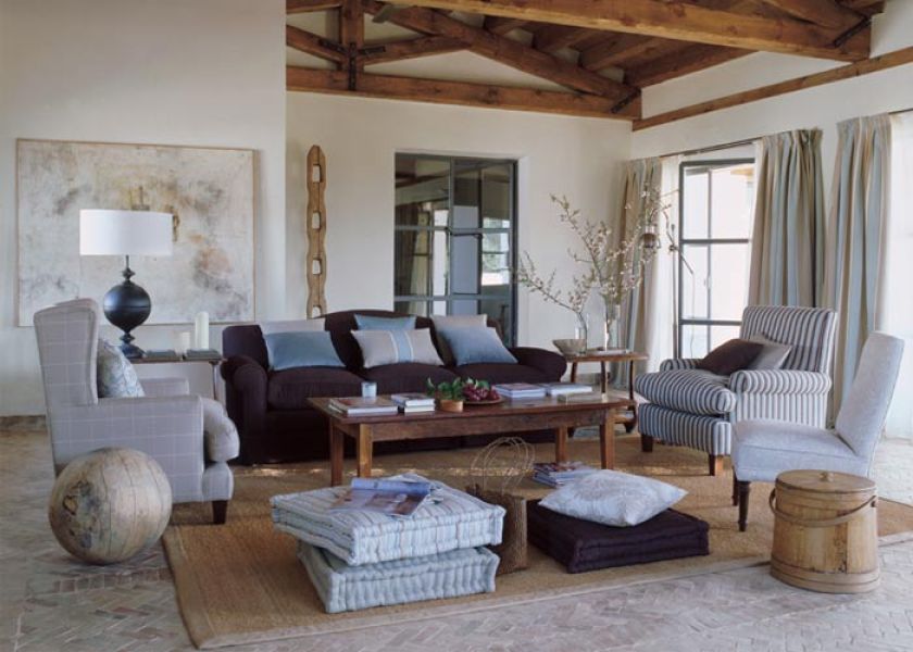 Jak ciekawie wygląda połączenie różnych faktur i odcieni tkanin. Fotel Bidasoa obity tkaniną w kratę