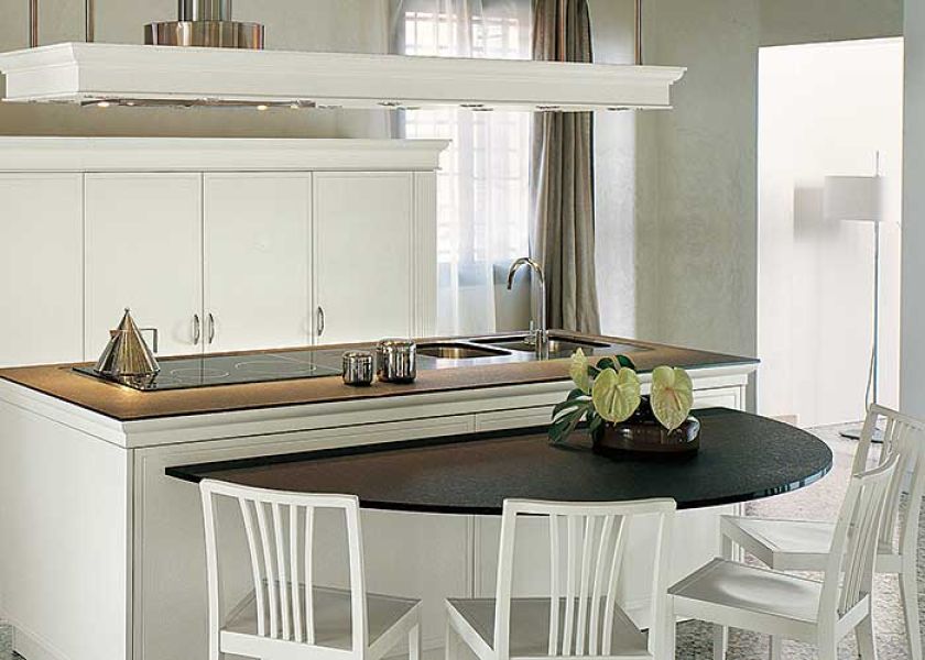 Jak w modnych restauracjach: goście dokładnie widzą, co przygotowuje dla nich pani domu. SNAIDERO