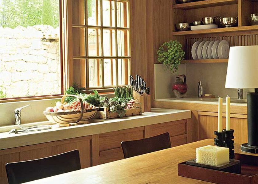 Jasne drewniane szafki świetnie pasują do kuchni.