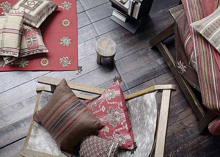 Już drugie pokolenie Freyów kontynuuje piękną tradycję - poduszki na podłodze są z tkanin Ecrins (83 euro/szt.). Dywanik w
