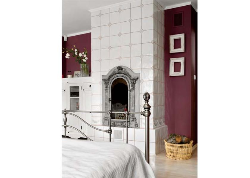 Kominek, który wygląda jak kaflowy piec.