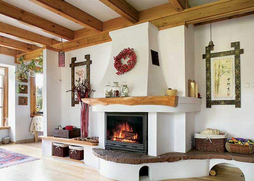 Kominek w stylu rustykalnym. Kolonialny salon w dworku