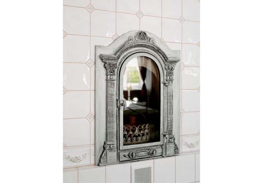 Kominek z przeszklonymi drzwiczkami.