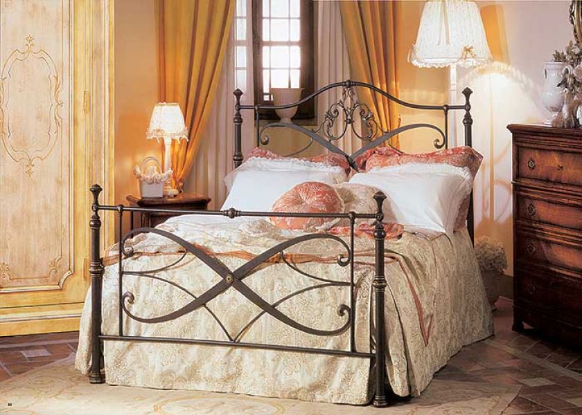 Koronkowa robota. Solidne żelazne łóżko, a wydaje się lekkie jak piórko. HEBAN