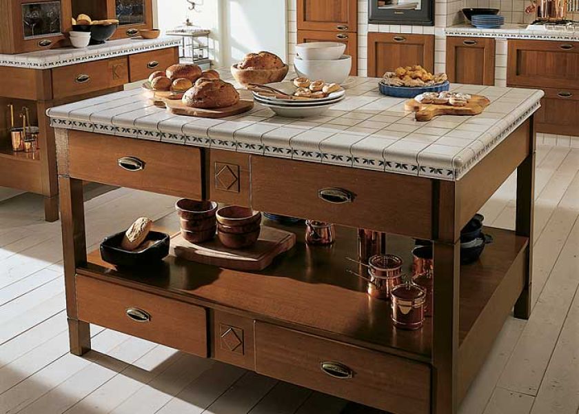 Kuchnia Avellana z centralnie usytuowaną wyspą roboczą. Blat wyłożony malowanymi płytkami ceramicznymi. SCAVOLINI