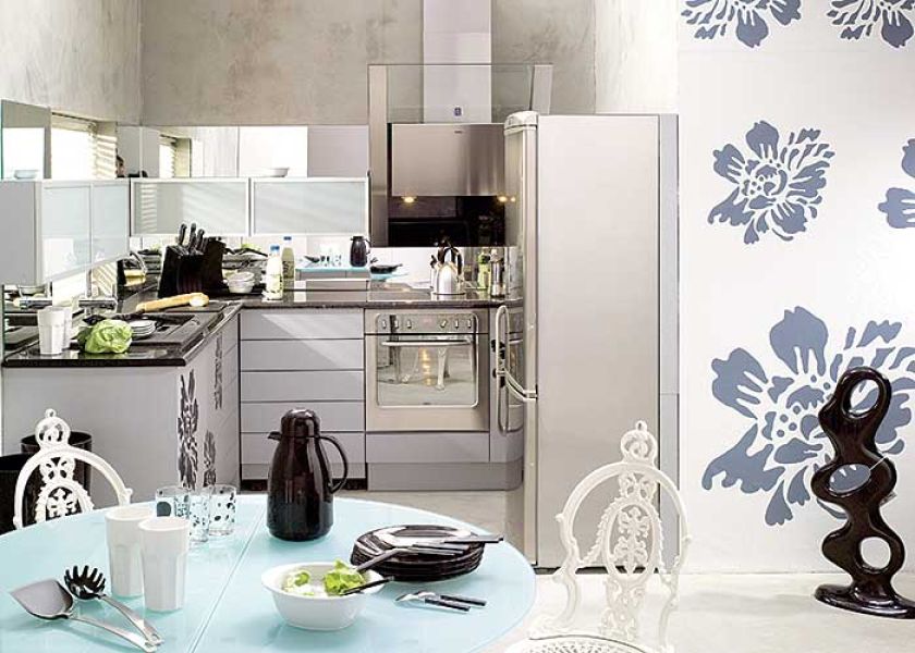 Kuchnia w srebrze: lodówka Alfa Line (2969 zł), płaski okap kominowy (2769 zł) i kuchenka do zabudowy z kolekcji