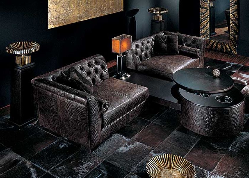 Lampa ze skórzanym abażurem i podstawą z drewna wenge kosztuje 2200 zł. PATT MEBEL, GALERIA ARTE INTERIOR